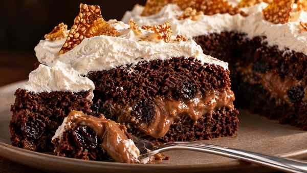 Bolo de Chocolate com Ameixa e Crocante de Gergelim