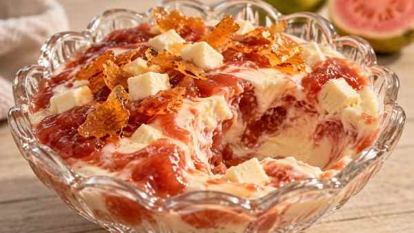 Creme Gelado de Goiaba com Queijo e Crocante de Milho