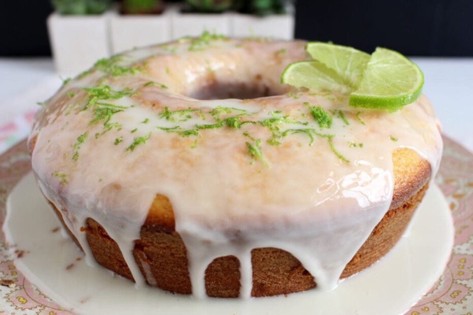 Bolo de Limão com Cobertura de Glacê