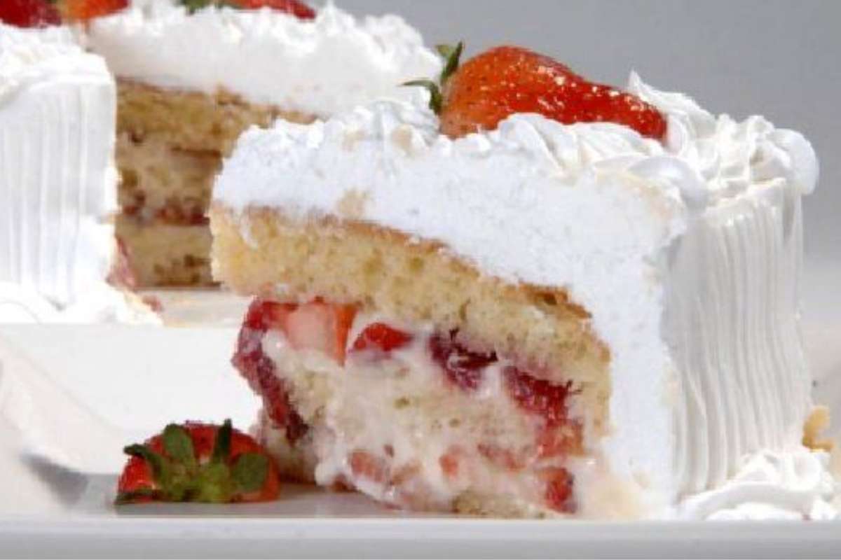 Bolo de Morango com Chantilly