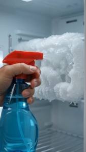 Descongele seu freezer sem precisar desligá-lo da tomada com este método simples e eficaz